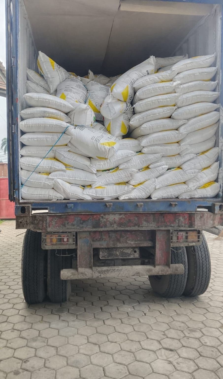 Foto bahan baku di gudang